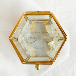 白紫陽花と金箔レジンリングピロー×ゴールドガラスケース 5枚目の画像