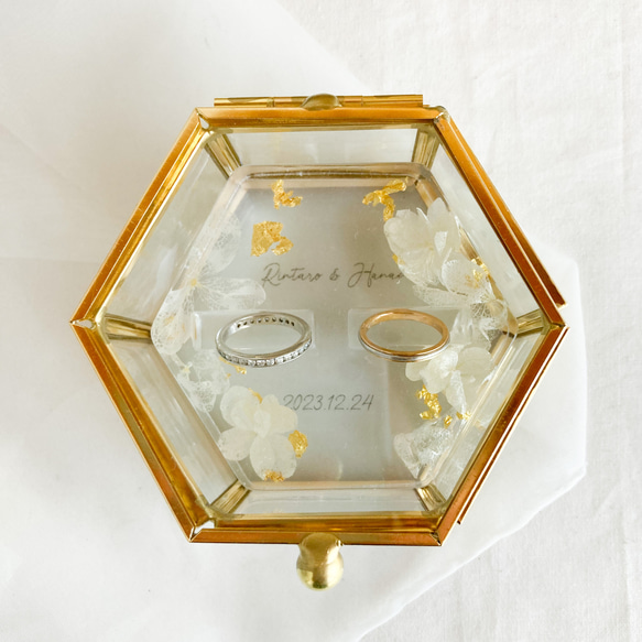 白紫陽花と金箔レジンリングピロー×ゴールドガラスケース 5枚目の画像