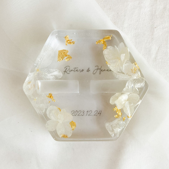白紫陽花と金箔レジンリングピロー×ゴールドガラスケース 2枚目の画像