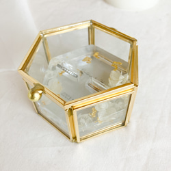 白紫陽花と金箔レジンリングピロー×ゴールドガラスケース 8枚目の画像