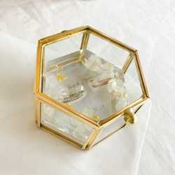 白紫陽花と金箔レジンリングピロー×ゴールドガラスケース 7枚目の画像