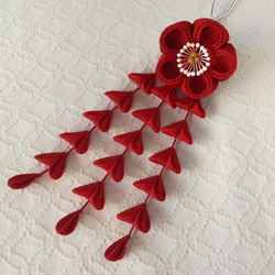 つまみ細工の髪飾り 小梅 下がり付き 卵色 つまみ細工〉藤下がり付き梅と小菊と江戸打ち紐の髪飾り(臙脂と