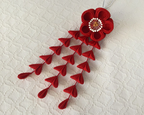 つまみ細工の髪飾り 小梅 下がり付き 卵色 つまみ細工〉梅と小菊とちりめん玉の髪飾り(白とサンゴと