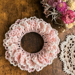 ピンク ホワイト ✻ フラワー シュシュ レース編み -ゴム換え可能- 6枚目の画像