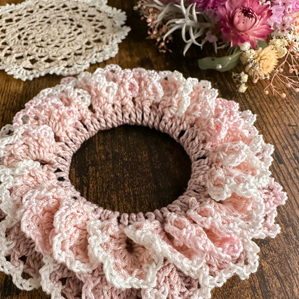 ピンク ホワイト ✻ フラワー シュシュ レース編み -ゴム換え可能- 5枚目の画像