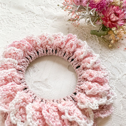 ピンク ホワイト ✻ フラワー シュシュ レース編み -ゴム換え可能- 1枚目の画像