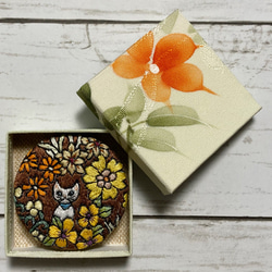 手刺繍オリジナルブローチ＊花に囲まれて 2枚目の画像