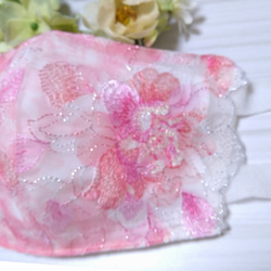 【送料込み】 不織布マスクカバー 大輪花柄 鮮やかピンク シルバーラメ キラキラ刺繍    肌に優しい 2枚目の画像