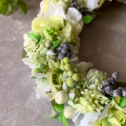 たっぷりの３種の実とグリーンのリース　アーティシャルフラワー　造花　通年　結婚祝い　ギフト　キャンドルホルダー 2枚目の画像