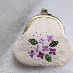 日本刺繍✳紫陽花＊絹のがま口ミニ財布・キーケース◆生成り◆刺繍 手刺繍 伝統工芸 ギフト 母の日 4枚目の画像