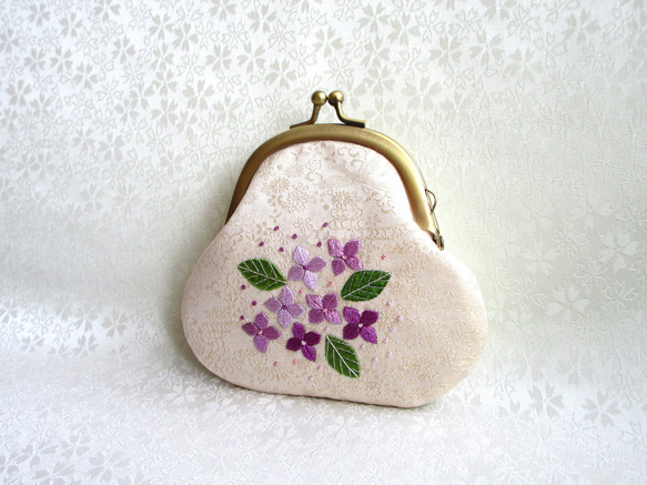 日本刺繍✳紫陽花＊絹のがま口ミニ財布・キーケース◆生成り◆刺繍 手刺繍 伝統工芸 ギフト 母の日 6枚目の画像