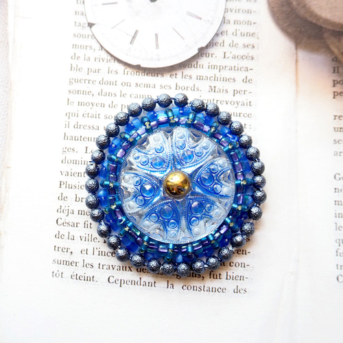 限定1点】チェコガラスボタンのブローチ（チェコガラスボタン