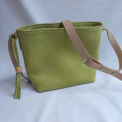 お散歩に最適！ピスタチオグリーン色のヌバック革の小さなショルダー  