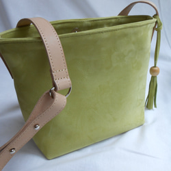 お散歩に最適！ピスタチオグリーン色のヌバック革の小さなショルダーバッグ 2枚目の画像