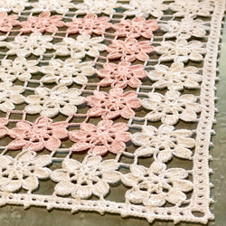 手編みレース 花のマルチカバー（ホワイト＆ピンク）　【27cm×27cm】 3枚目の画像