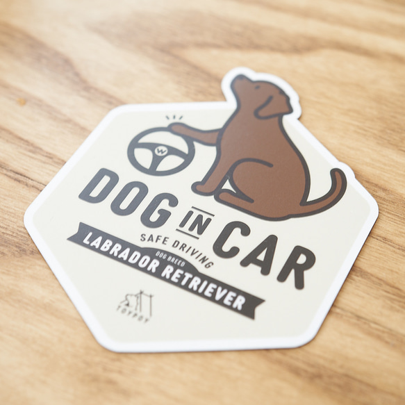 【ラブラドール・レトリーバー C】DOG IN CAR マグネットステッカー 2枚目の画像