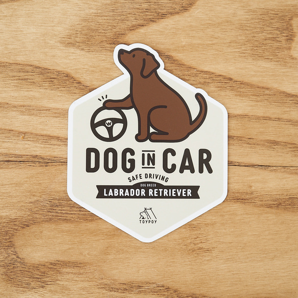 【ラブラドール・レトリーバー C】DOG IN CAR マグネットステッカー 1枚目の画像