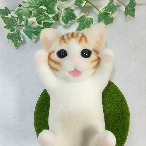 羊毛フェルト　猫(茶トラ/白) 茶トラ白のフレーム猫 羊毛フェルト 猫 茶トラ ちゃとら 長毛猫