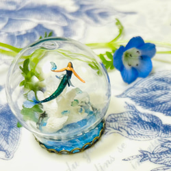 ミニガラスドームの人魚（その1） 妖精標本商会　小瓶の妖精　妖精アクセサリー　人魚　マーメイド　置物　妖精・フェアリー 1枚目の画像