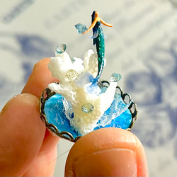ミニガラスドームの人魚（その1） 妖精標本商会　小瓶の妖精　妖精アクセサリー　人魚　マーメイド　置物　妖精・フェアリー 2枚目の画像