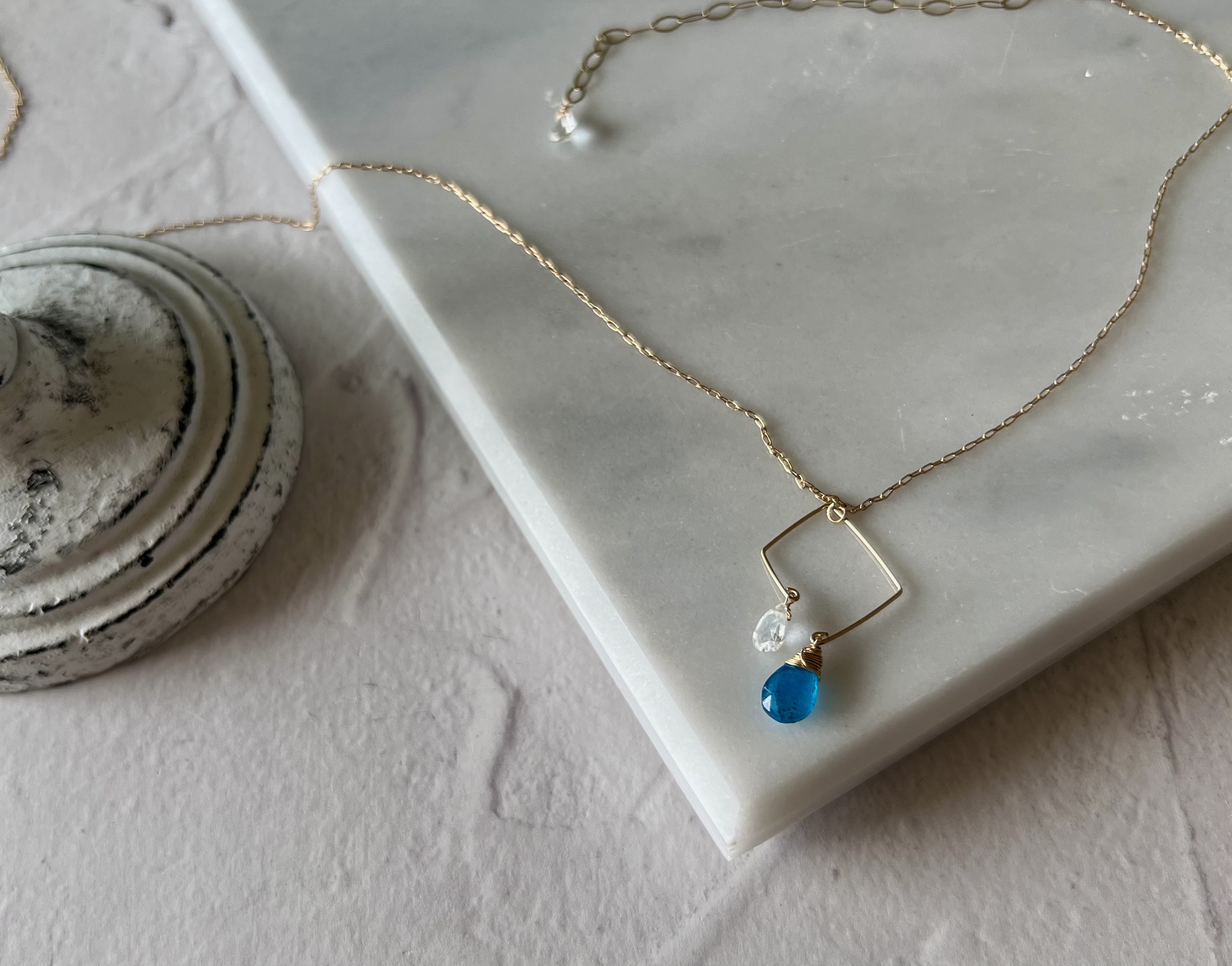 アングルネックレス【ネオンブルーアパタイト＆ホワイトトパーズ】14kgf ブルー 春 夏 透明感 4,930円