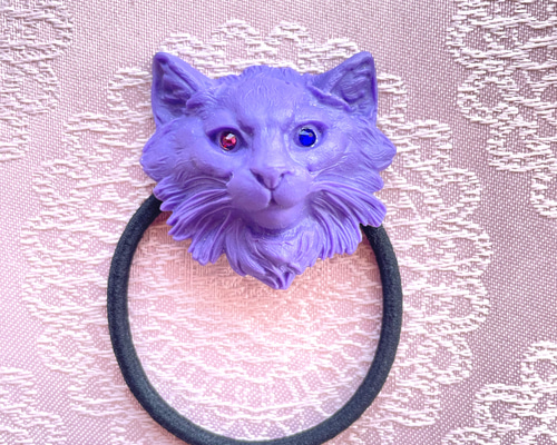 ネコのヘアゴム（紫） オッドアイ 猫 ねこ 個性的 ギフト プレゼントに