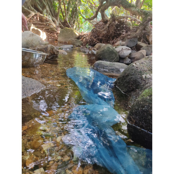 【再販】琉球藍の生葉染めブルー■屋久島の草木染め木綿大判ストール 15枚目の画像