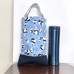 仲良しパンダ親子ペタンコバッグ　水筒入れサイズ　ミッドナイトブルー切替　ブルー　29×18 1枚目の画像