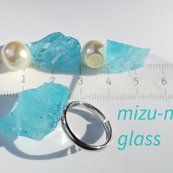 氷点下ブルーガラスのピアスと大粒ゆびわのセット 7枚目の画像