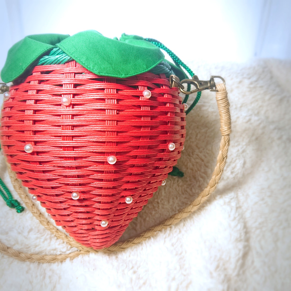 《新色》コロンと可愛い イチゴのかごバッグ  キッズ (レッド)  ショルダーバッグ  女の子 ポシェット 2枚目の画像
