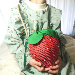 《新色》コロンと可愛い イチゴのかごバッグ  キッズ (レッド)  ショルダーバッグ  女の子 ポシェット 1枚目の画像