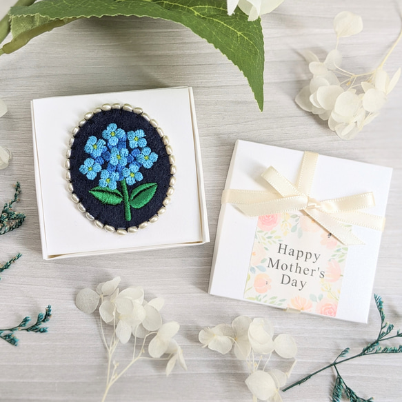[専用　ゆん様]刺繍 フェルト ブローチ あじさい ハンドメイド ＊コメント必須 母の日限定ラッピング】メッセージカードつき しっとりと咲く水色×青の