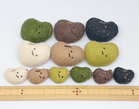 フェルトマスコット　刺繍　ブローチ　黒豆親子 6枚目の画像