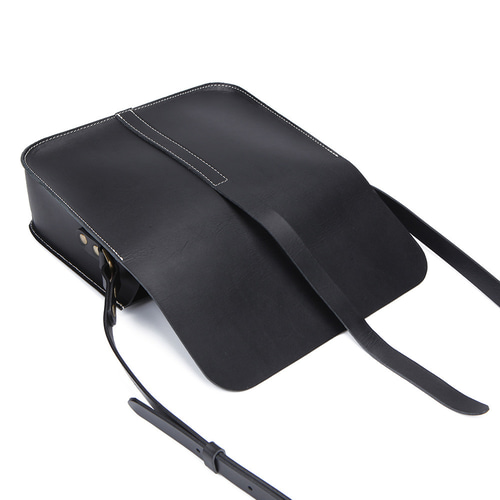 黒レザーショルダーバッグ フロントポケット付き SHOO・LA・RUE（シューラルー） ショルダーバッグ バッグ 「撥水