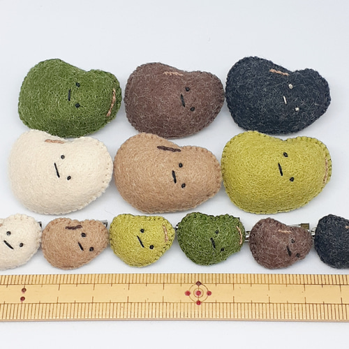 フェルトマスコット 刺繍 ブローチ 小豆親子 ブローチ おぢ 通販
