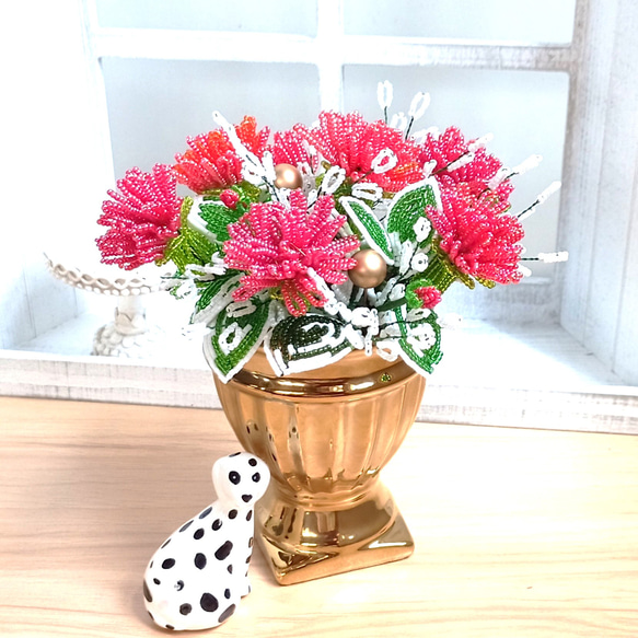 ○カーネーションとかすみ草 ビーズのお花 ゴールドの花器で