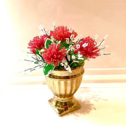 ○カーネーションとかすみ草 ビーズのお花 ゴールドの花器で