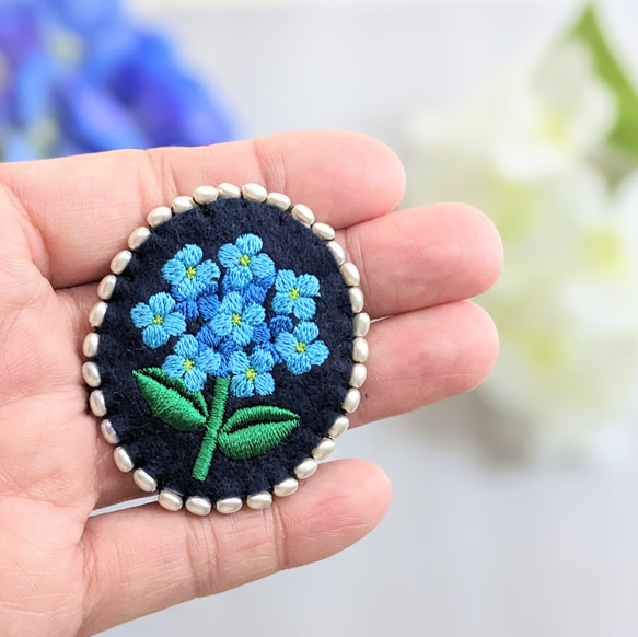 カラーが選べる【6月の誕生花　紫陽花】初夏に幻想的にしっとりと咲くのあじさいの刺繍ブローチ　✾特集掲載✾　 8枚目の画像