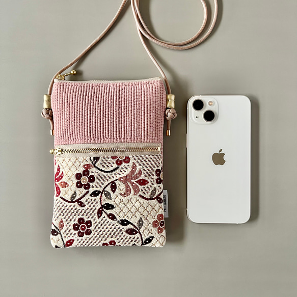 【受注制作】レトロフラワー＆イブルキルトのスマホポシェット/トワ・エ・モァⅢ  ♦ギフトにおすすめ♦ 1枚目の画像