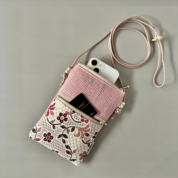 【受注制作】レトロフラワー＆イブルキルトのスマホポシェット/トワ・エ・モァⅢ  ♦ギフトにおすすめ♦ 2枚目の画像