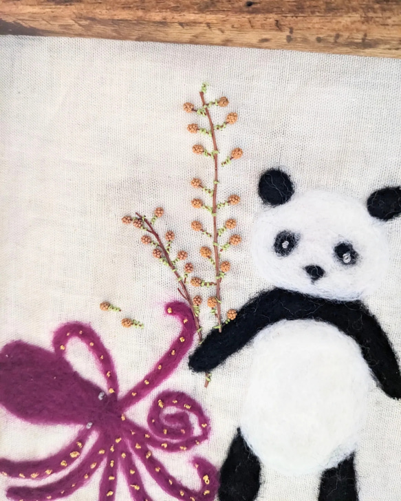 羊毛絵画 羊毛刺繍と植物シリーズ 「タコパンダとミモザ」壁掛け 立て掛け 2way 3枚目の画像
