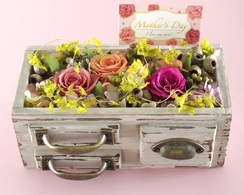 母の日のプレゼンにプリザーブドフラワーのアレンジメント。引き出しの