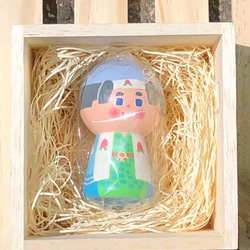昔話　桃太郎【木箱と額入りイラスト付】小こけし。ご褒美や誕生日・記念日のプレゼントに。 かわいい木製人形です。 10枚目の画像