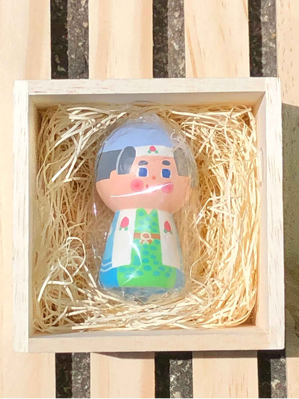 昔話　桃太郎【木箱と額入りイラスト付】小こけし。ご褒美や誕生日・記念日のプレゼントに。 かわいい木製人形です。 11枚目の画像