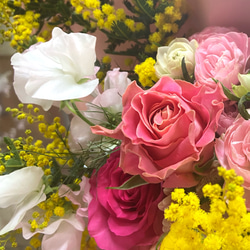 【母の日ギフト2024】デザイナーにおまかせ国産花材の花束✳︎送料差額、クール便料金負担いたします 1枚目の画像