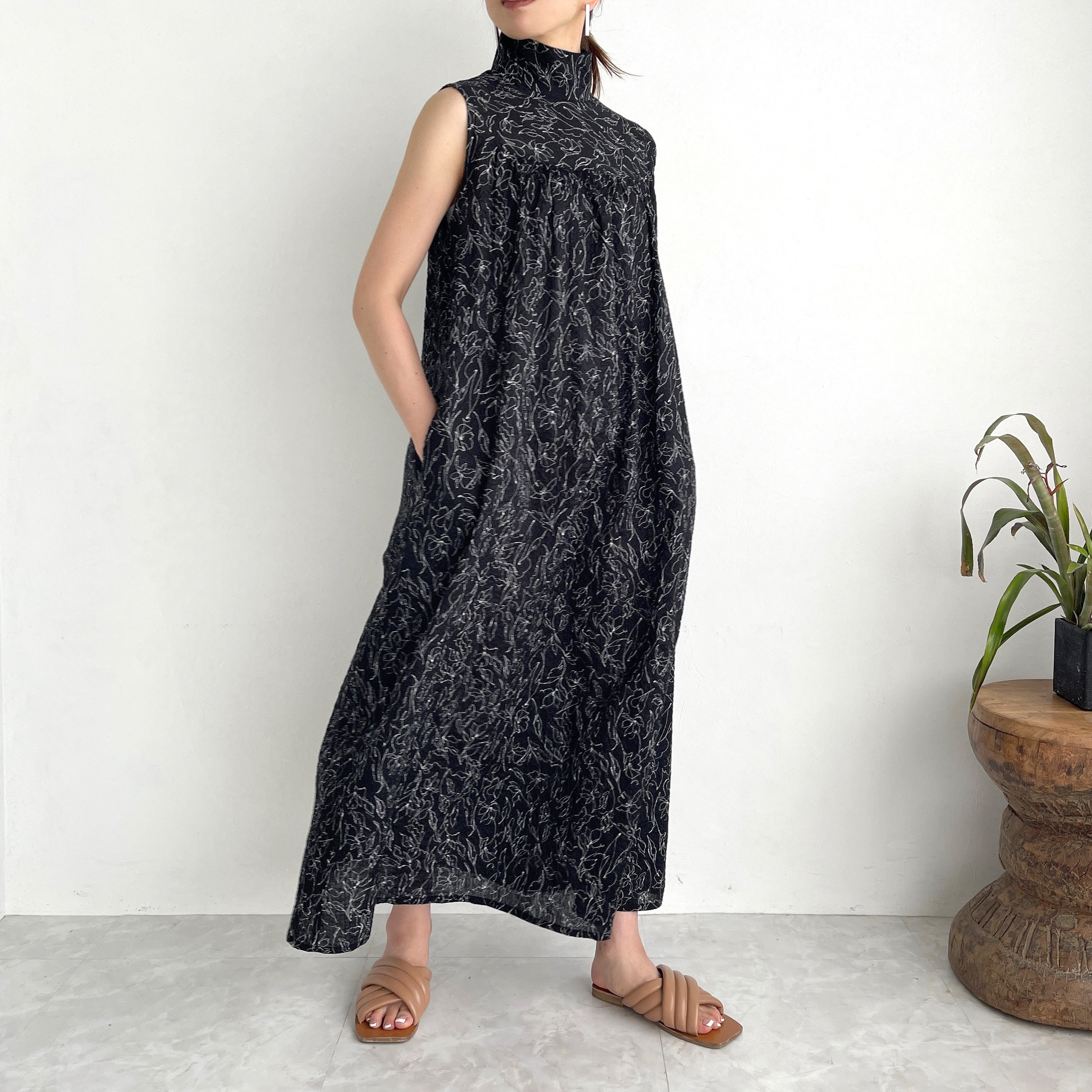 タートルネックのギャザーロングワンピース(flowerA)(black)