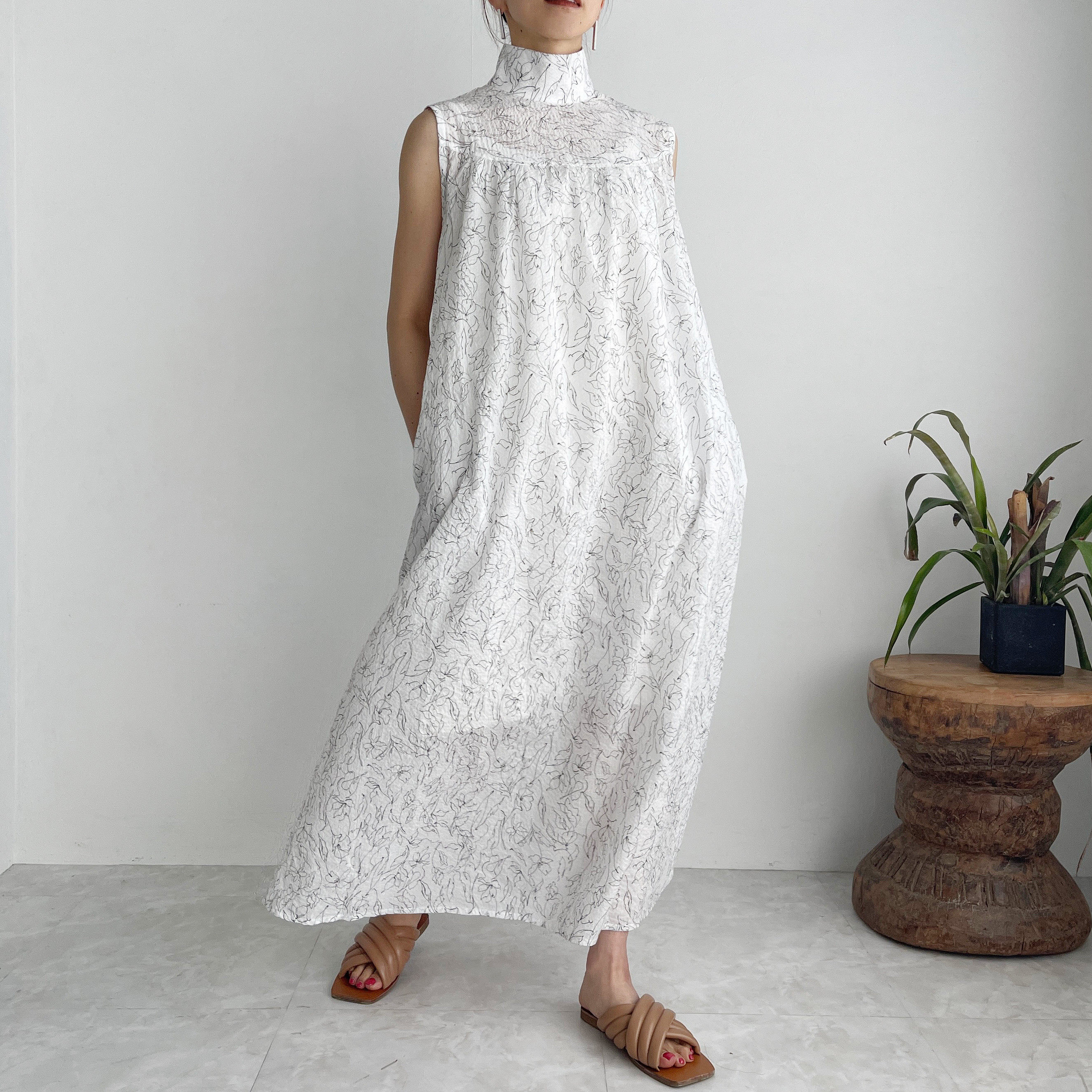 タートルネックのギャザーロングワンピース(flowerA)(white)