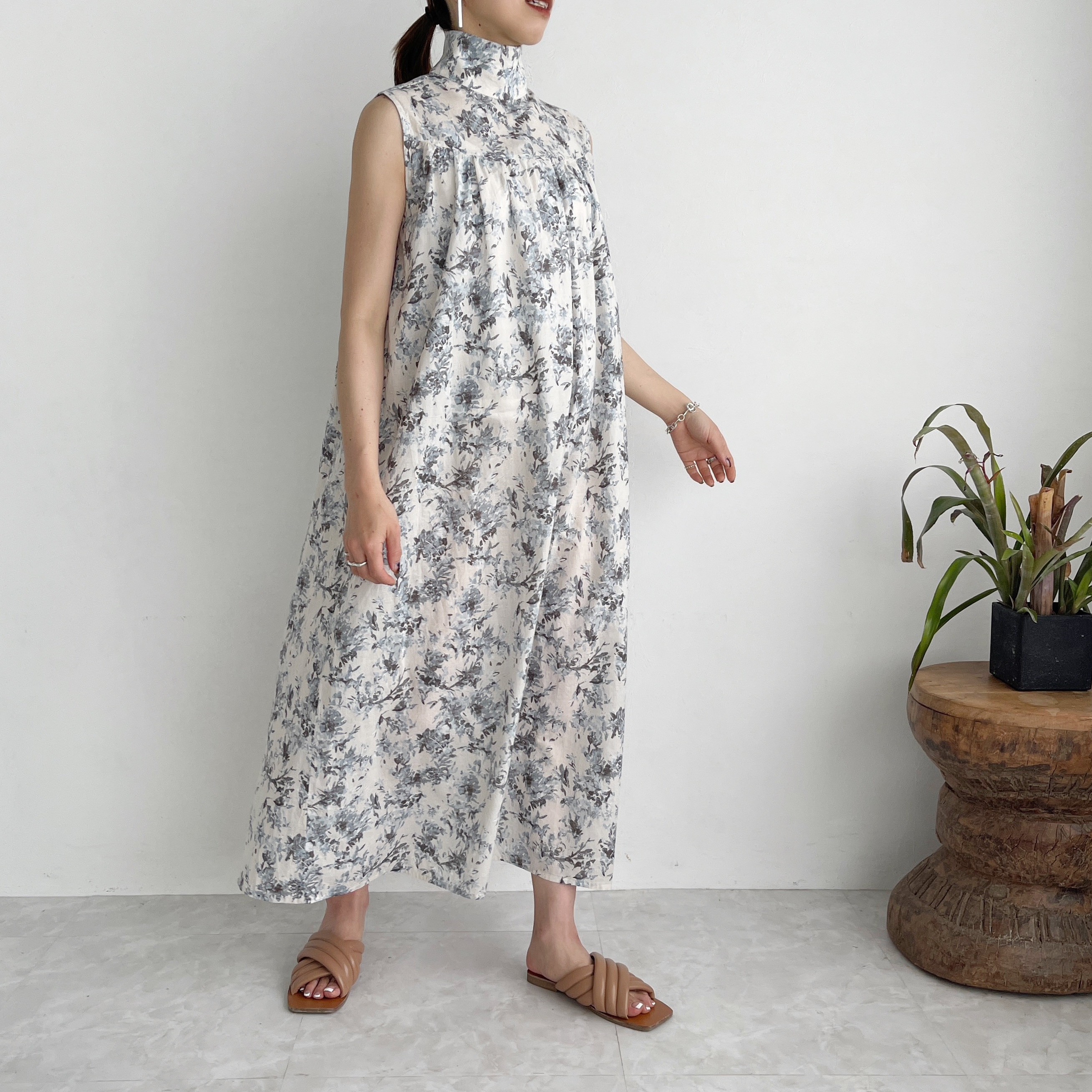 タートルネックのギャザーロングワンピース(flowerB)(white)