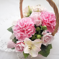 ❁裝滿粉色康乃馨和粉紅色花朵的可愛粘土花籃❁ 第4張的照片