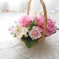 ❁裝滿粉色康乃馨和粉紅色花朵的可愛粘土花籃❁ 第1張的照片